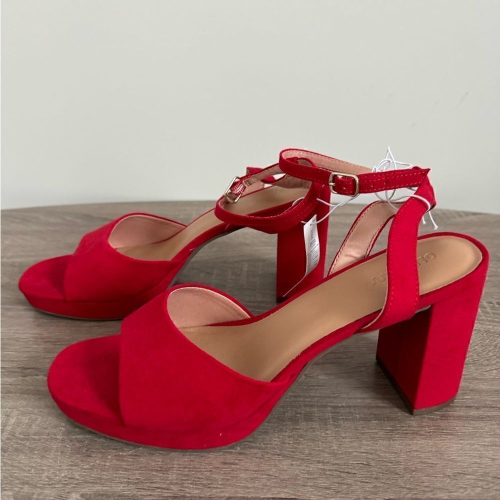 Old Navy Women's Heel Sandals By Red Suede Size  10 Heels 4inc